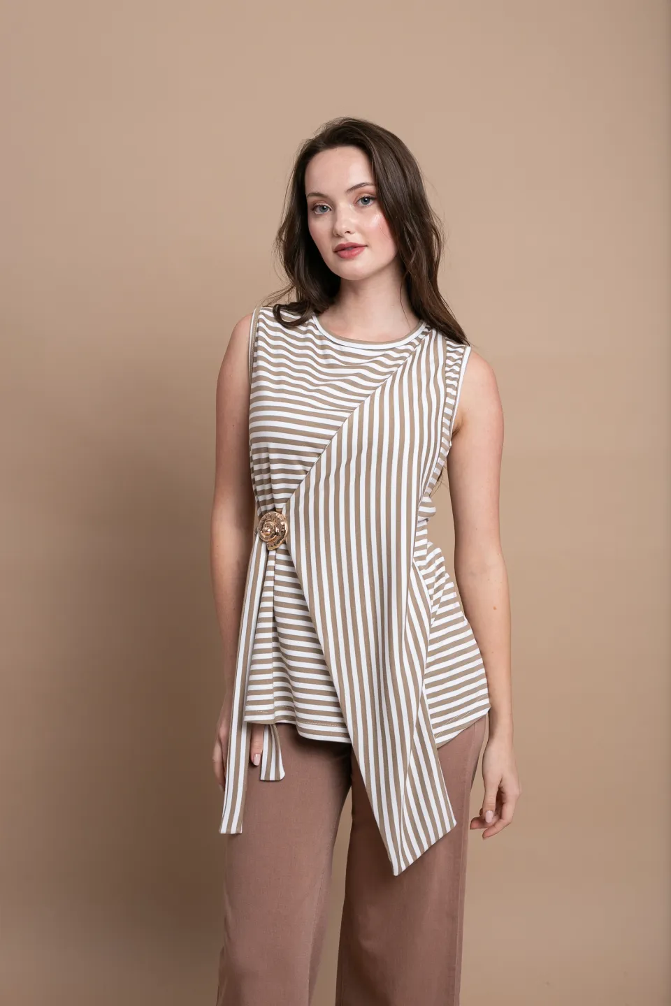 Open Μπλουζα Ριγέ Ασύμμετρη με Διακοσμητική Αγκράφα | Μπεζ