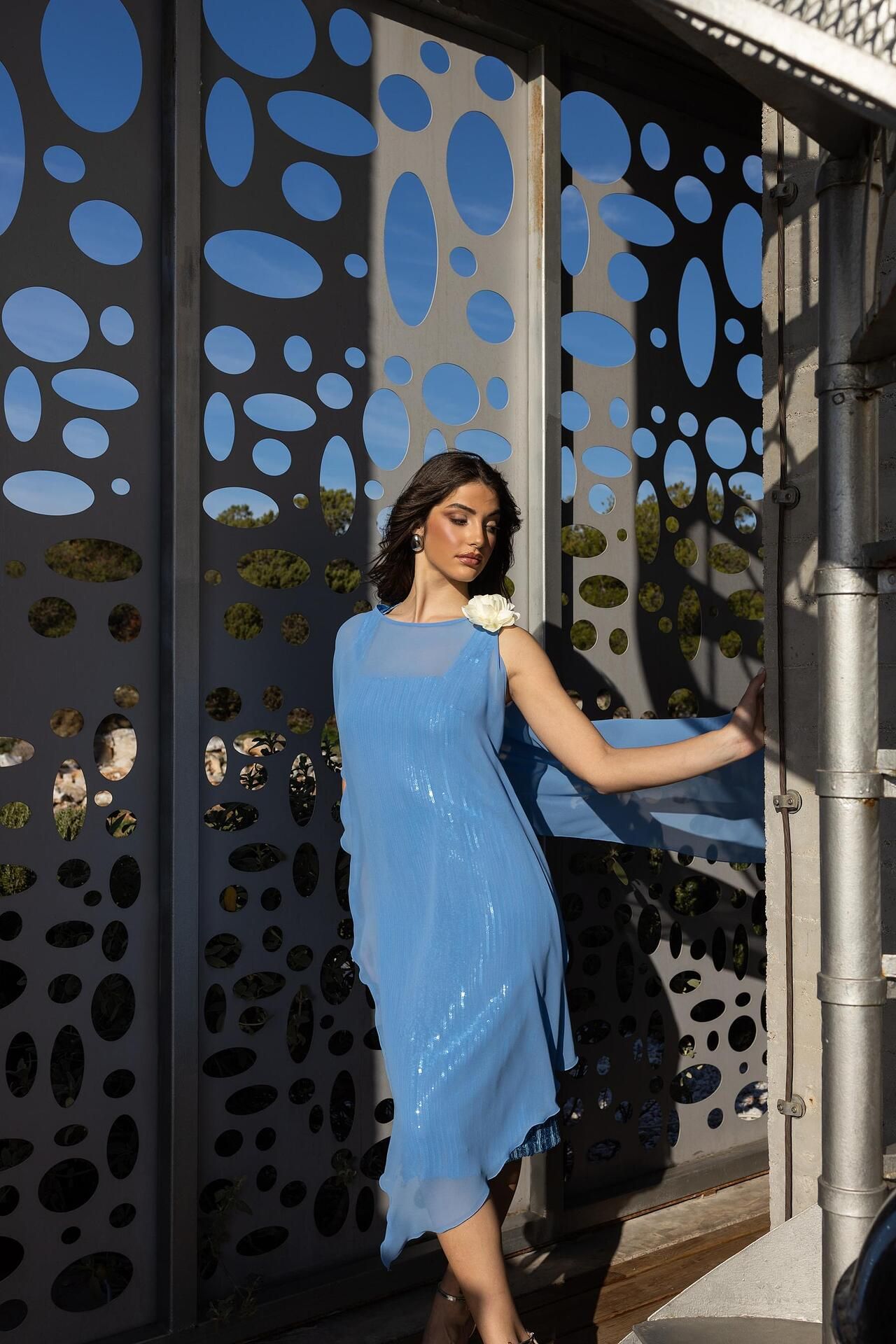 Open Τουνίκ με ενσωματωμένο λευκό λουλούδι γαλάζια