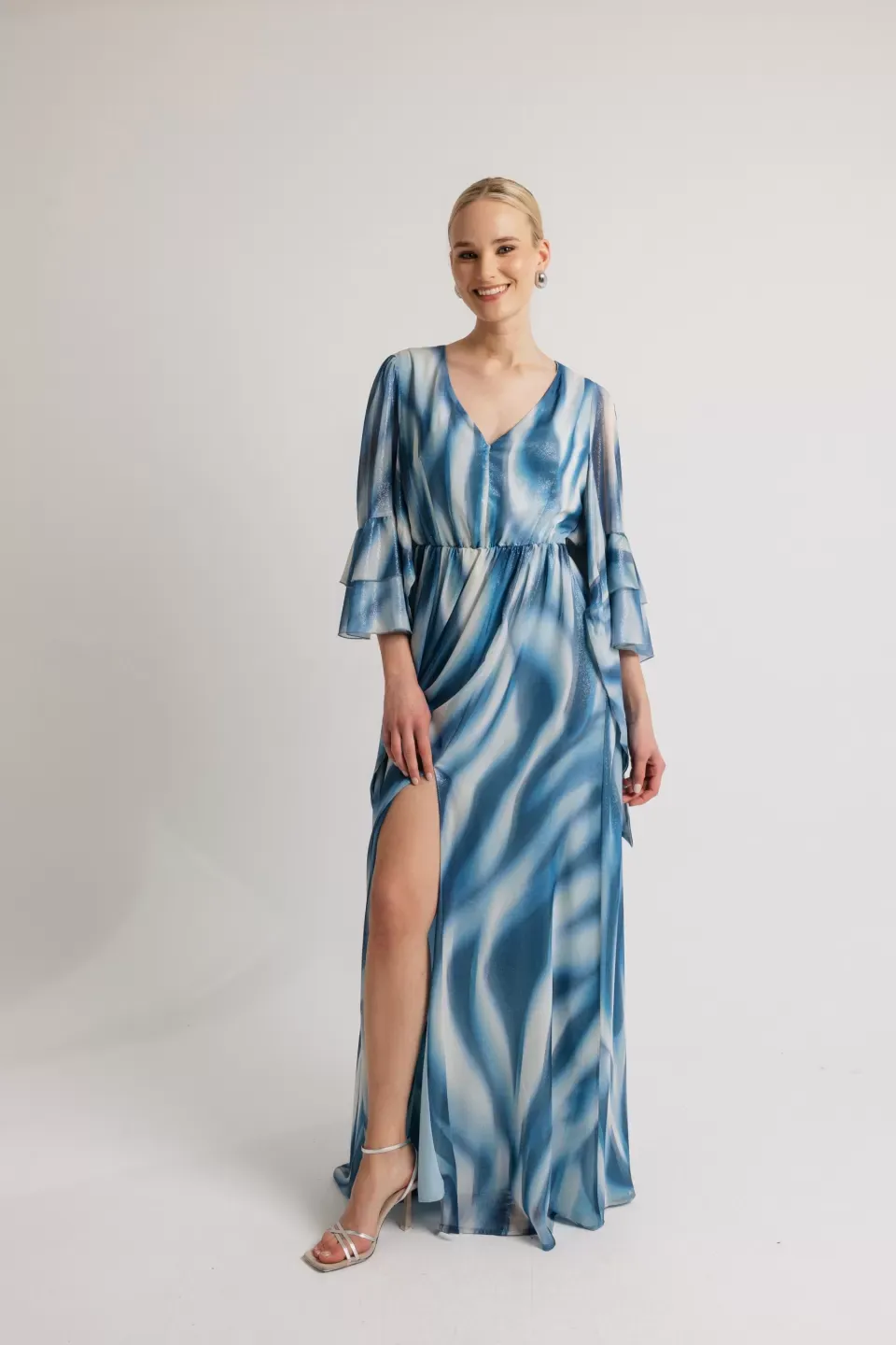 Open Φόρεμα με λαιμόκοψη V και φραμπαλά στα μανίκια εμπριμέ μπλε