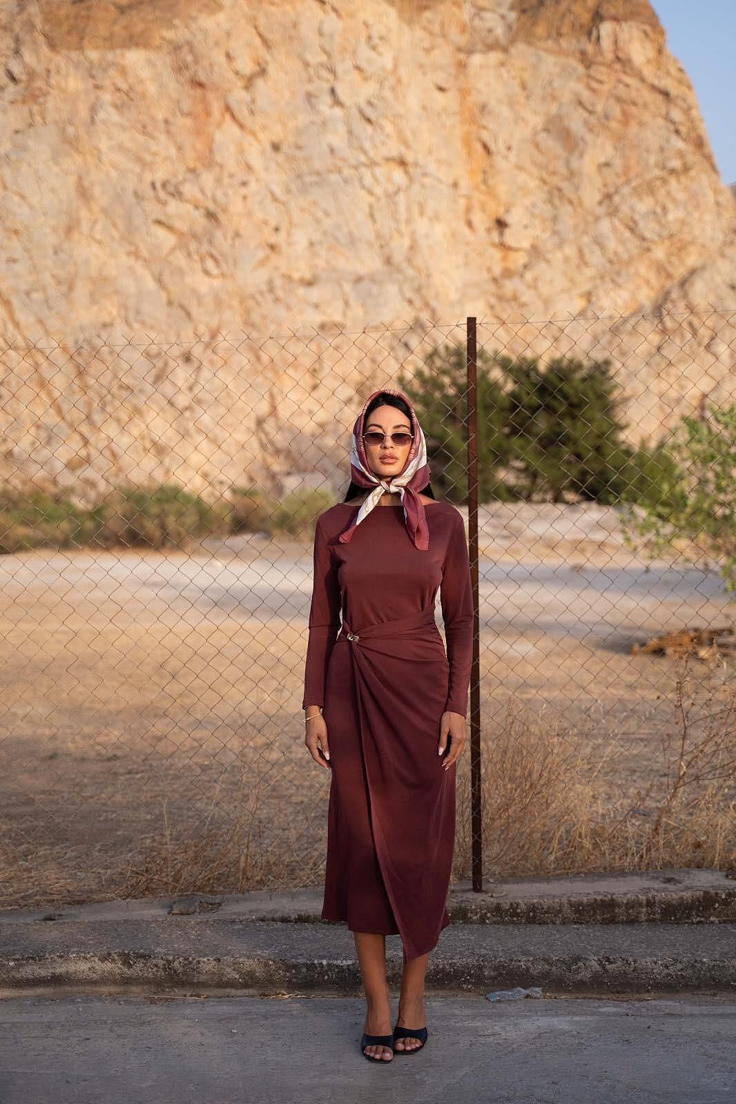 Φόρεμα με χρυσή αγκράφα