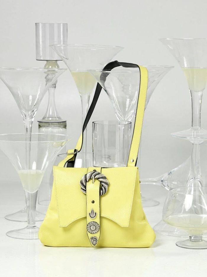 Lavita Δερμάτινη χειροποίητη τσάντα με μεταλλικά αξεσουάρ.