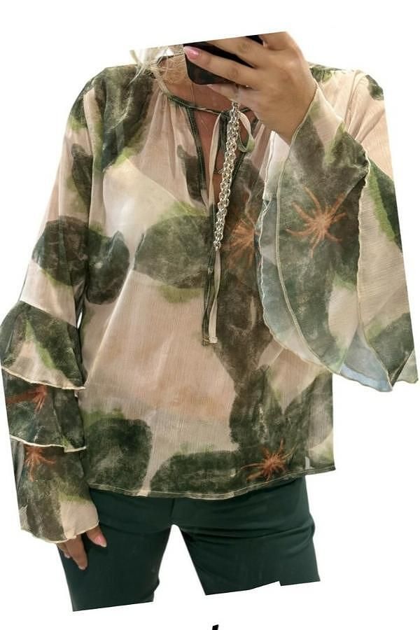 Μπλούζα ζορζέτα εμπριμέ με διπλό βολάν μανίκι