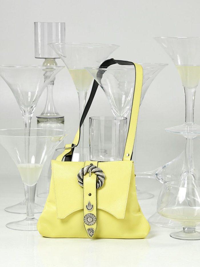 Lavita Δερμάτινη χειροποίητη τσάντα με μεταλλικά αξεσουάρ.