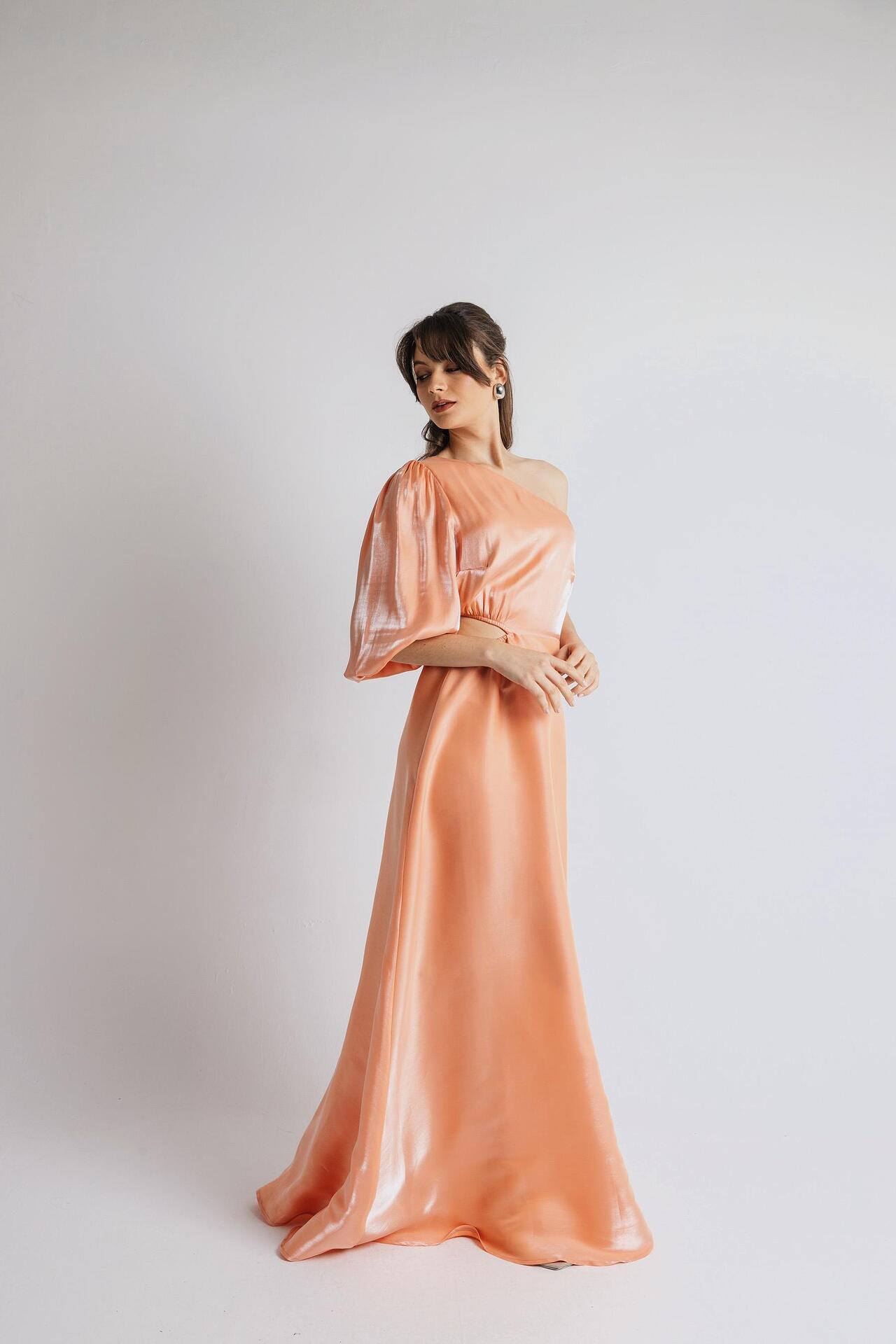 Open Φόρεμα μονόχρωμο με άνοιγμα στη μέση και έναν ώμο ροδακινί