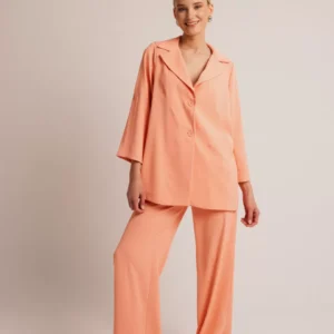 Open Σετ Παντελόνι κρεπ με λάστιχο και σακάκι με δύο μπροστινά κουμπιά κοραλλί